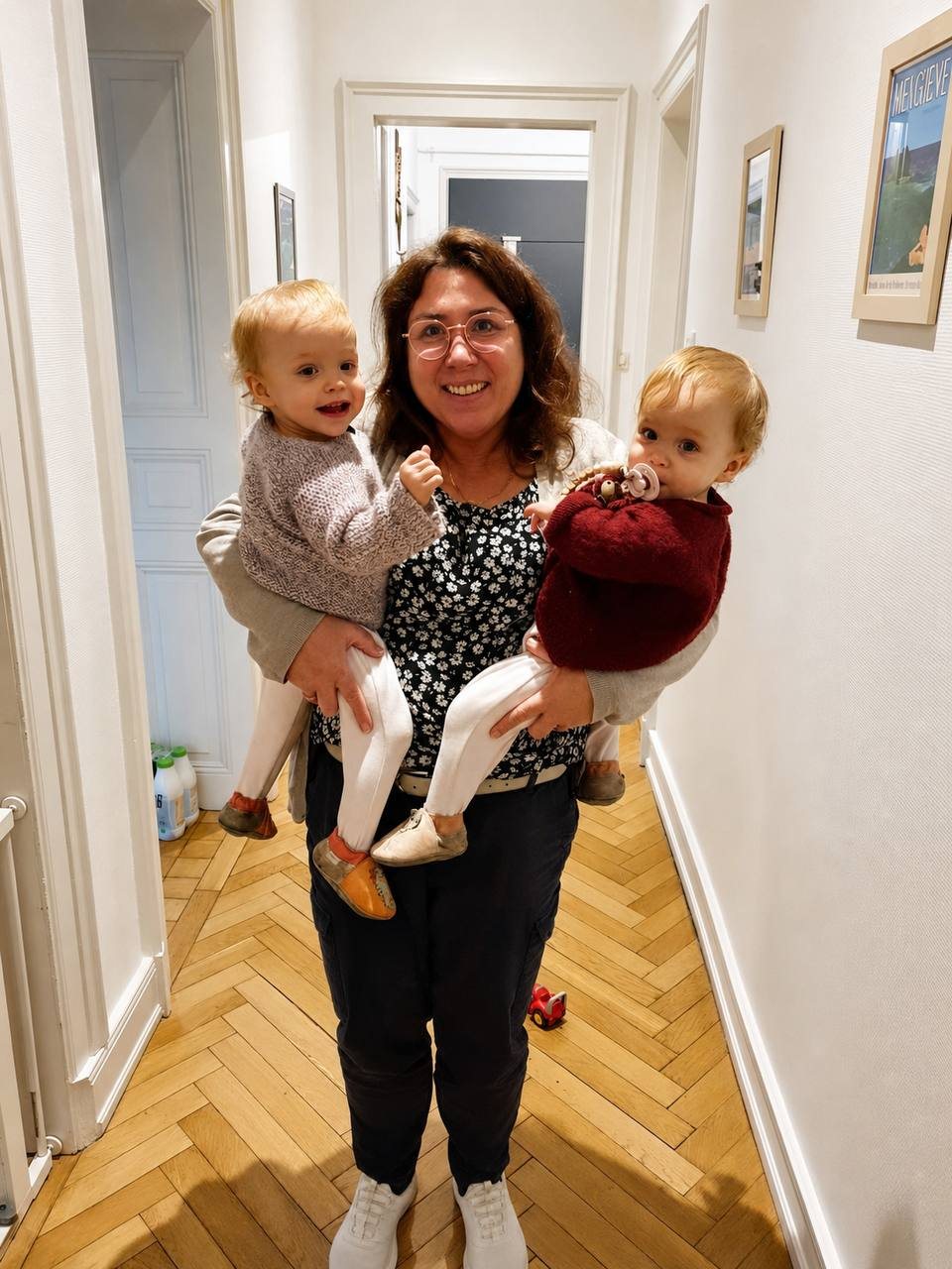 Chrystel portant deux jeunes enfants dans les bras pendant une garde à domicile